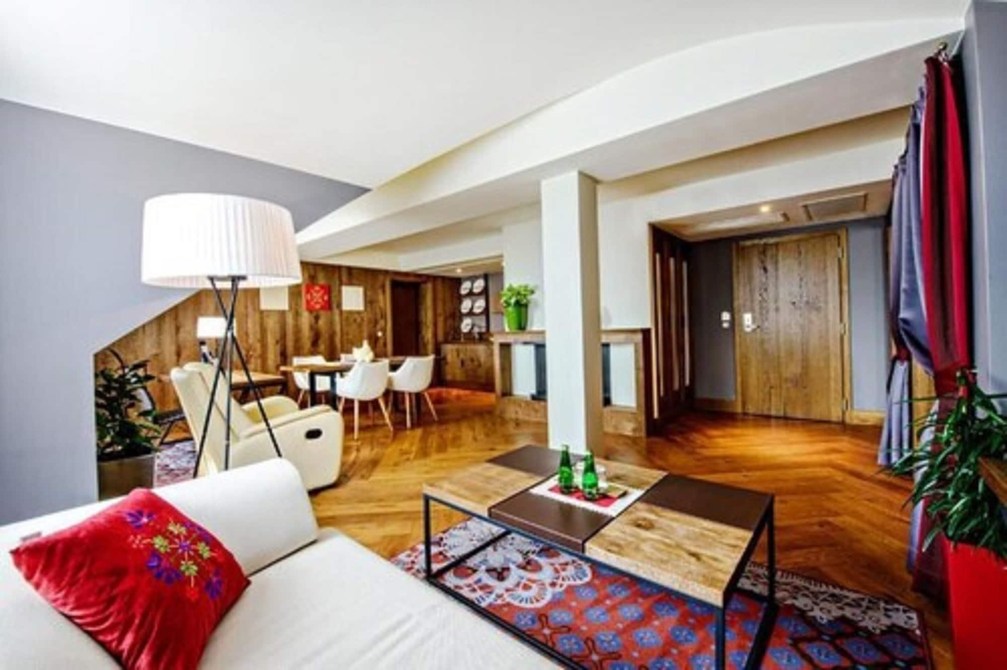 Hotel Bristol Tradition And Luxury Rzeszow Luaran gambar A suite at the hotel