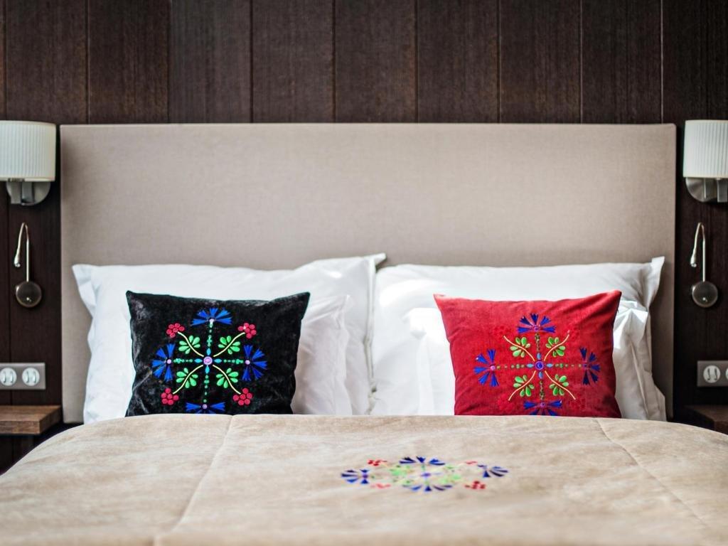 Hotel Bristol Tradition And Luxury Rzeszow Luaran gambar A bed with cushions