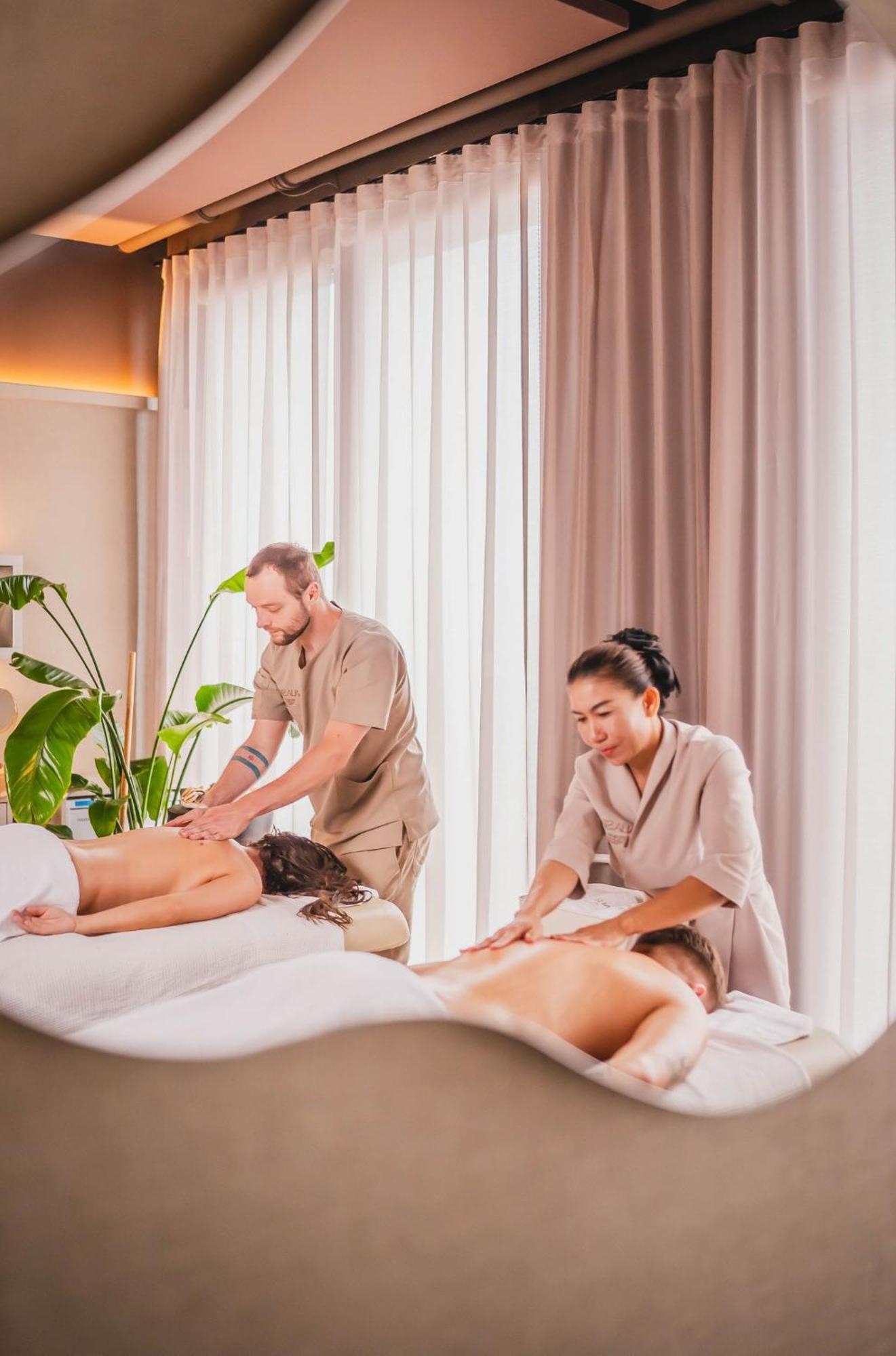 Hotel Bristol Tradition And Luxury Rzeszow Luaran gambar Massage therapists working on clients