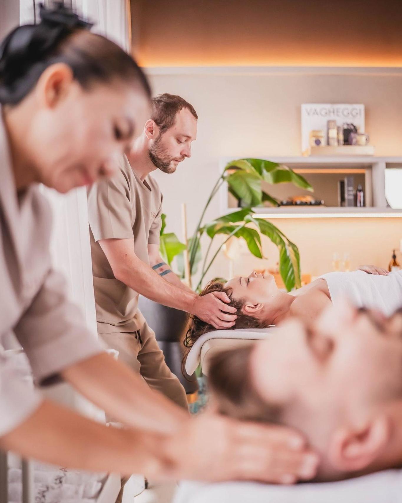 Hotel Bristol Tradition And Luxury Rzeszow Luaran gambar A massage therapist working on a client