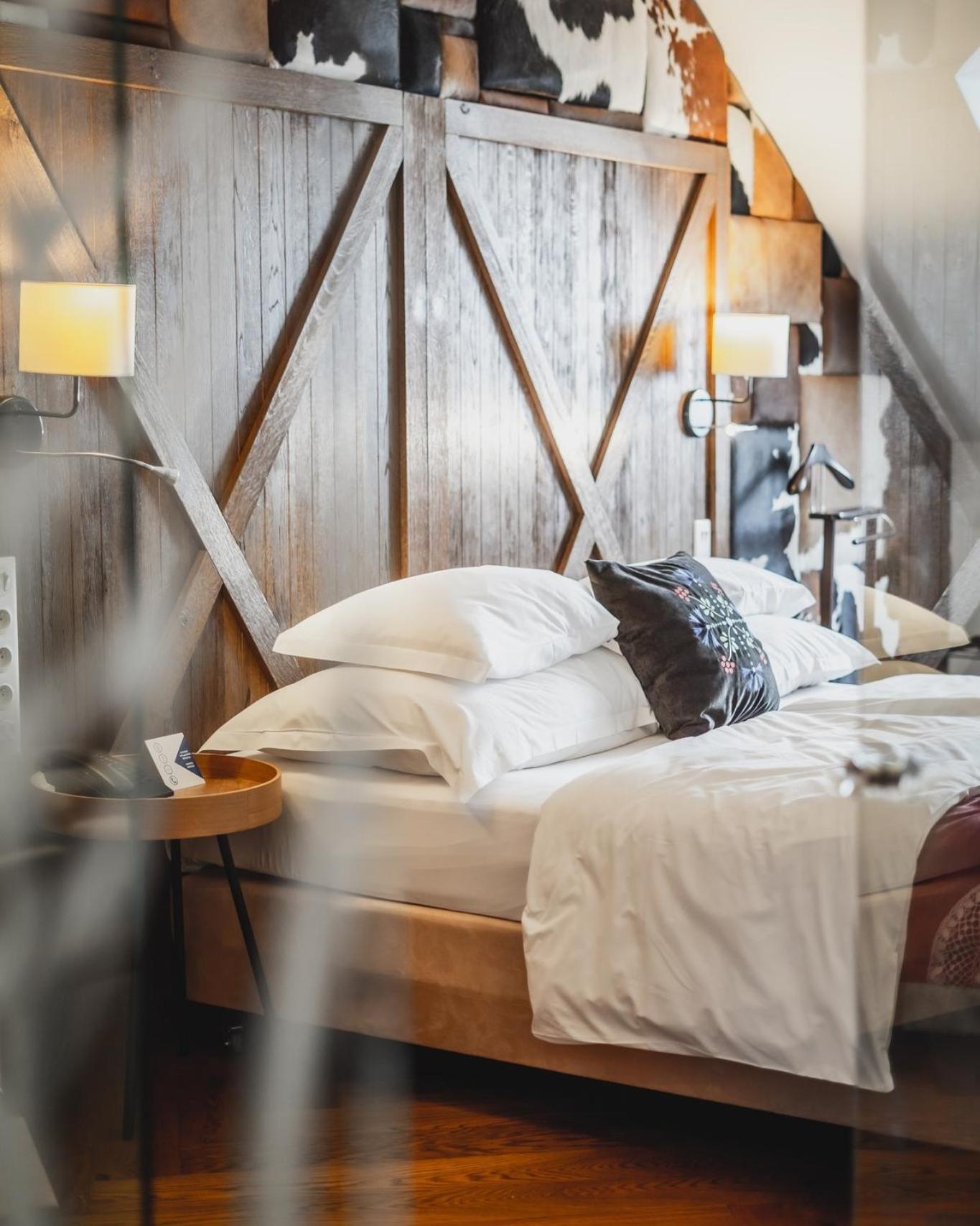Hotel Bristol Tradition And Luxury Rzeszow Luaran gambar A bed with a pillow