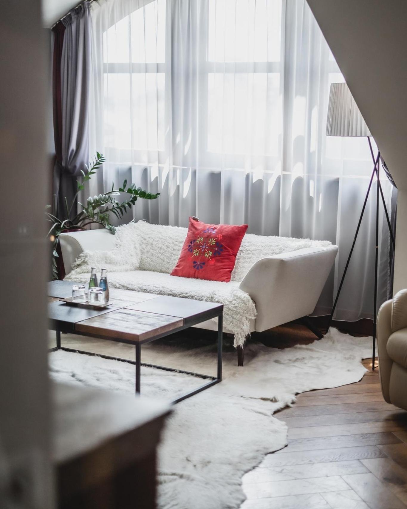 Hotel Bristol Tradition And Luxury Rzeszow Luaran gambar A living room with a sofa